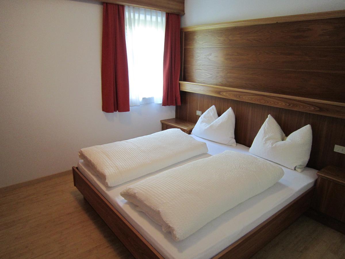 Aparthotel Garni Haus Hubertus Malles Venosta Extérieur photo