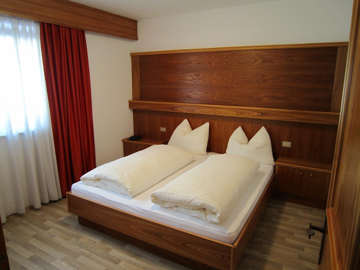 Aparthotel Garni Haus Hubertus Malles Venosta Extérieur photo